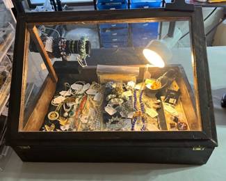 Great selection of vintage jewelry