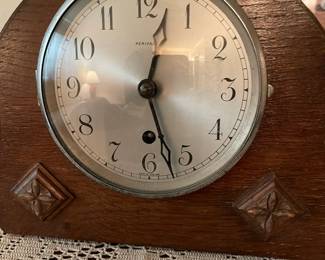 Mantle clock "Perivale" made in England, oak case