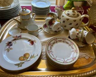 Vintage Royal Albert "Old Country Roses" bone china circa 1962, Austrian china, large metal tray