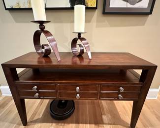 sofa table, pair og metal candle holders