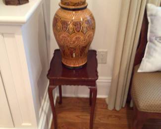 Covered urn/ table