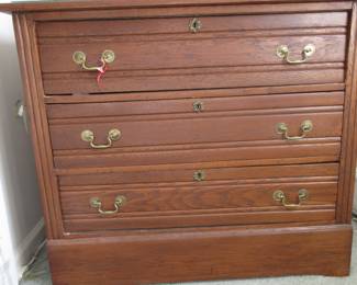 Oak 3 drawer dresser. 