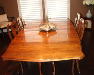 Drexel dining table; drop-leaf and two removable leaves