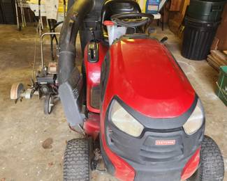 Craftsman riding mower w/bagger in very nice condition