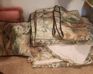 Queen comforter with shams and pillow