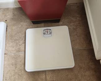Bathroom - Scale & wastebasket