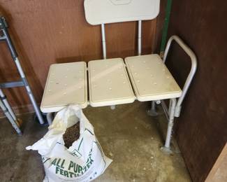Garage - Bathtub stool & folding walker