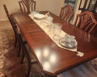 Lovely table (great condition) 6 chairs