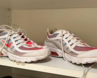 NIKE Women's Sneakers