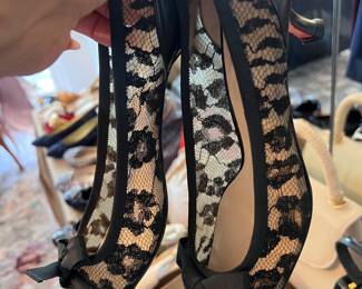 GORGEOUS CHRISTIAN LOUBOUTIN LACE KITTEN HEELS - WORN ONLY 2 TIMES SIZE 39.5
