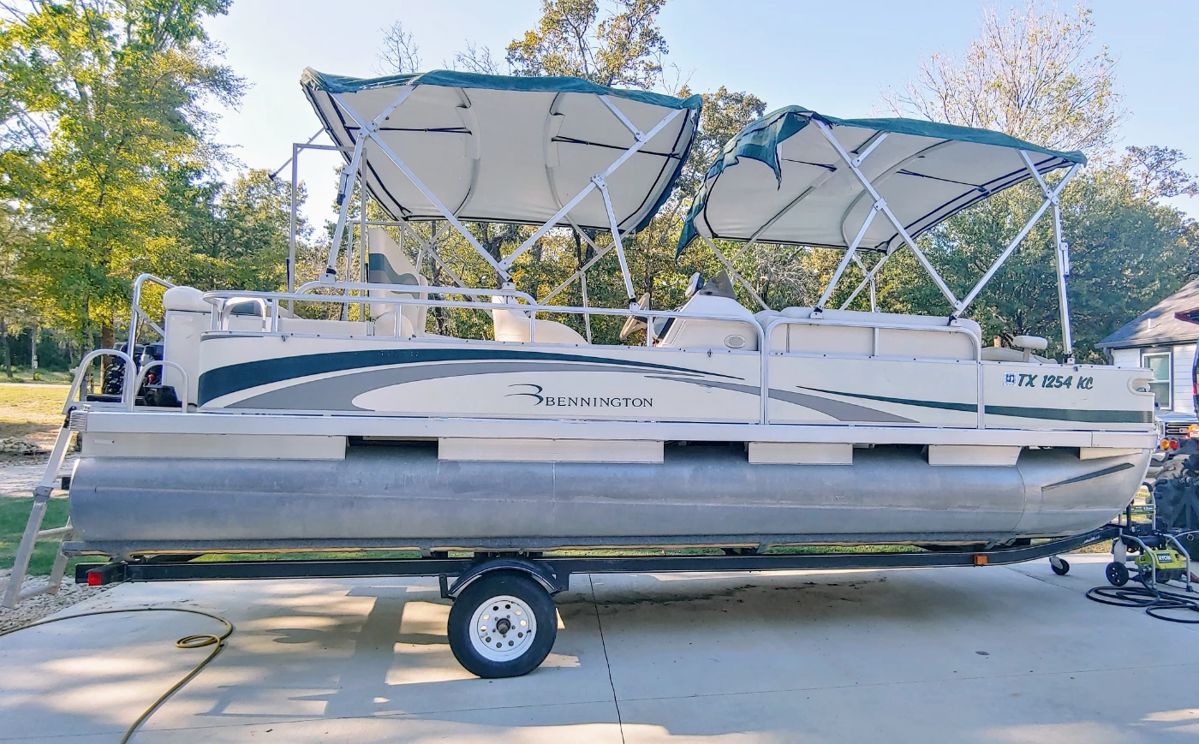 2005 22ft Bennington Pontoon Boat Fish n Play. Mercury 90 HP 4-stroke. Live well, guide trolling motor, 2 fishing chairs
