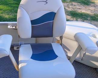 2005 22ft Bennington Pontoon Boat Fish n Play.  Mercury 90 HP 4-stroke.  Live well, guide trolling motor, 2 fishing chairs