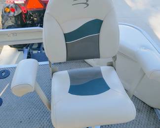 2005 22ft Bennington Pontoon Boat Fish n Play.  Mercury 90 HP 4-stroke.  Live well, guide trolling motor, 2 fishing chairs