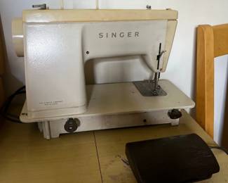 Singer Stylist 457 Sewing Machine with Case/1969
