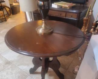 ANTIQUE PARLOR TABLE & LAMP