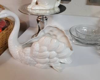 PORCELAIN SWAN