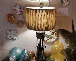 LAMPS AND ANTIQUE PORCELAIN PLATES