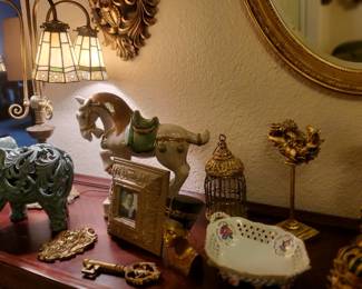 ANTIQUE LAMP & PORCELAIN ROSE BOWL AND VARIOUS DECORATOR ITEMS