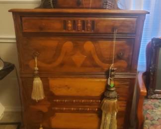 WOODEN CHEST OF DRAWERS
