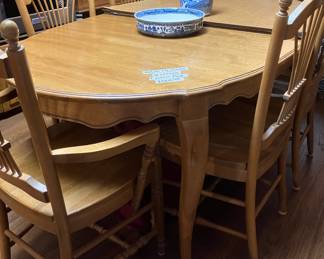 Table with 6 chairs, 2 leaves and custom pad