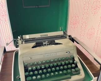 416 Vintage Royal Aristocrat Travel Typewritermin