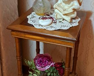 Many tables. Lamp tables