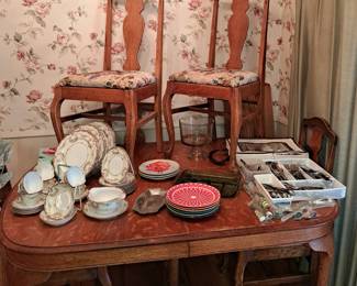 Antique furniture. Oak dining room table w/ 6 chairs