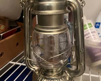Hurricane Classics Gold Tone Lantern Tinsel with Battery Pack