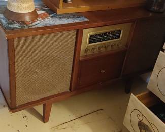 Curtis Mathis am FM radio with record player