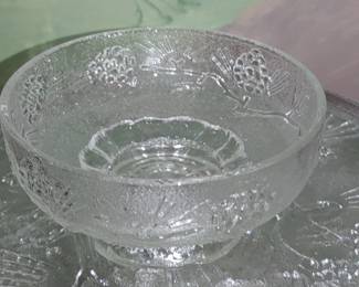 This is the first for me ..made in the 1970s Vintage Tiara Exclusive ponderosa pine pattern 30 pcs days would be beautiful at Christmas or Thanksgiving very detailed
12 dinner plates
12 salad plates
7 footed desert bowl
7 footed mugs 
