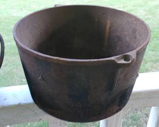Early Dutch oven no handle handle or top
