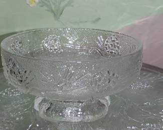 This is the first for me ..made in the 1970s Vintage Tiara Exclusive ponderosa pine pattern 30 pcs days would be beautiful at Christmas or Thanksgiving very detailed
12 dinner plates
12 salad plates
7 footed desert bowl
7 footed mugs 
