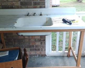 Beautiful old porcelain sink great for mudroom. Comes with stand
