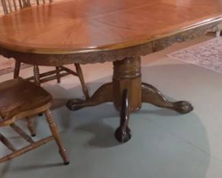 Beautiful Oak Kitchen table with hide-away leaf. 48" Round converts to 72" Oval. Set includes 6 matching chairs.
