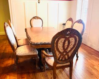 Stunning AICO by Michael Amini Paradiso dining table with two leaves and 6 chairs, 80x 43