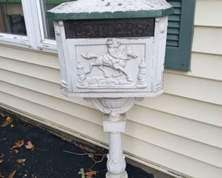Cast iron mailbox 