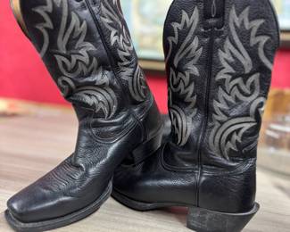 Ariat cowboy boots, style number 10002296, made with a leather upper and featuring intricate stitching. They are size US 9 EE, UK 8 W, EUR 42 W.