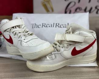 The Nike Air Force 1 Mid is a timeless sneaker that blends sporty aesthetics with streetwear style, making it a staple in any sneaker collection. The model number is 315123-126.