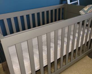 Nice crib/convertible bed