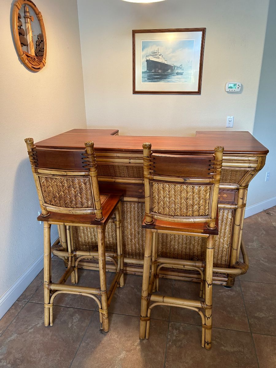 Rattan/Bamboo Bar with 2 Stools