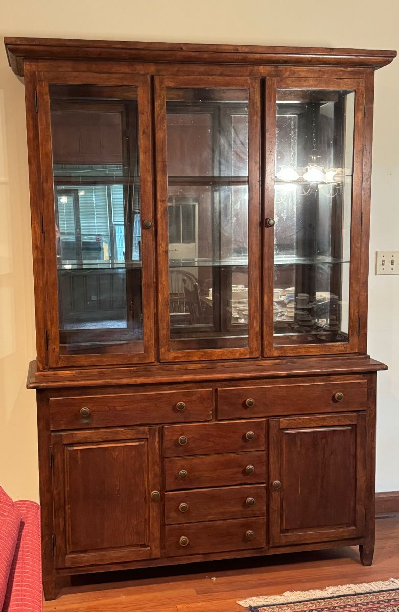 China cabinet with mirrored back