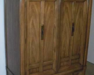 Beautiful, six piece  Thomasville bedroom suite. Must see. 