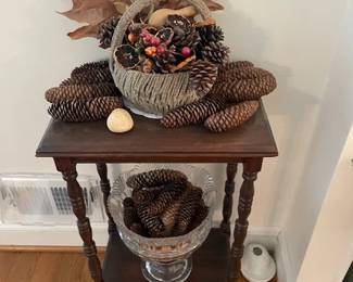 End table with decorative items