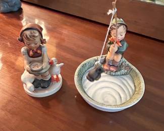 #121	Set of 2 Hummels - 5" Tall	 $22.00 
