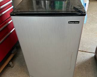 #173	Magic Chef dorm fridge 32"tall	 $40.00 
