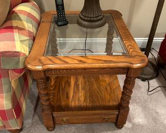 #90	Oak End table w/glass Beveled Top w/1  drawers & Spindled Legs - 22x25x21	 $30.00 
