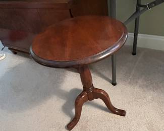 #125	Wood round Pedestal End table - 17x21	 $75.00 
