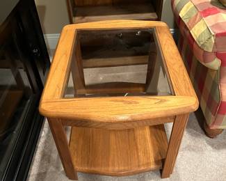 #88	Oak Glass Top Beveled End table - 22x27x20	 $30.00 
