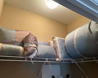 #72	Teal/Tan Queen Size Comforter w/dust ruffle and shams (pillows incl.)	 $40.00 

