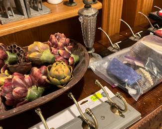 Table contents in front of wall unit